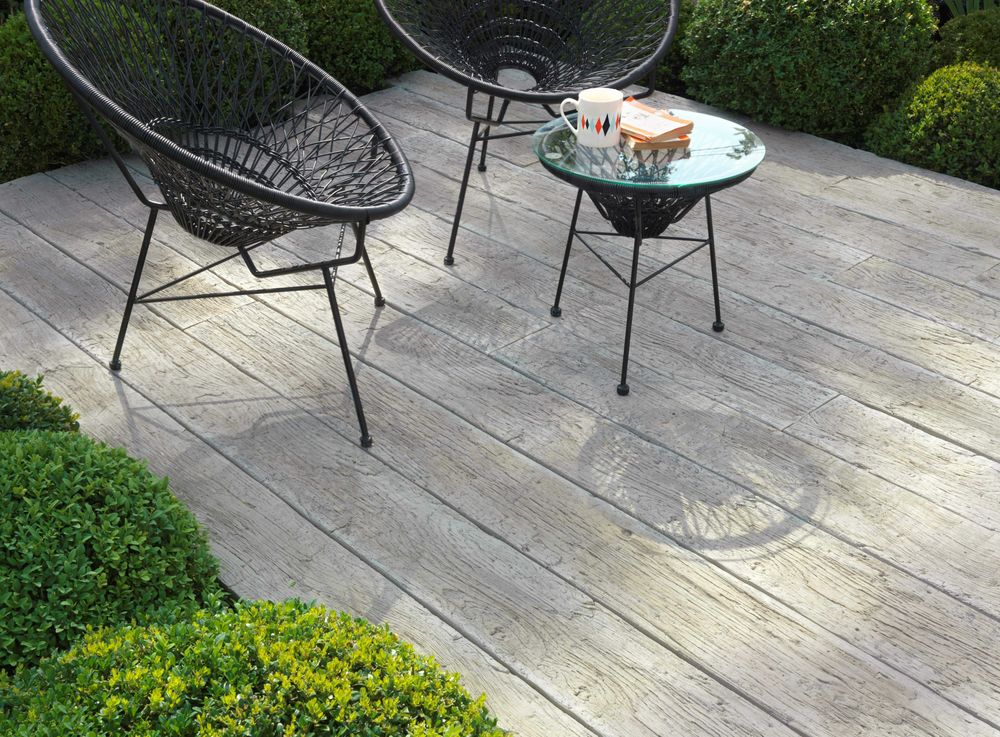 WPC Terrasse in heller Altholz-Optik mit Gartenmöbeln
