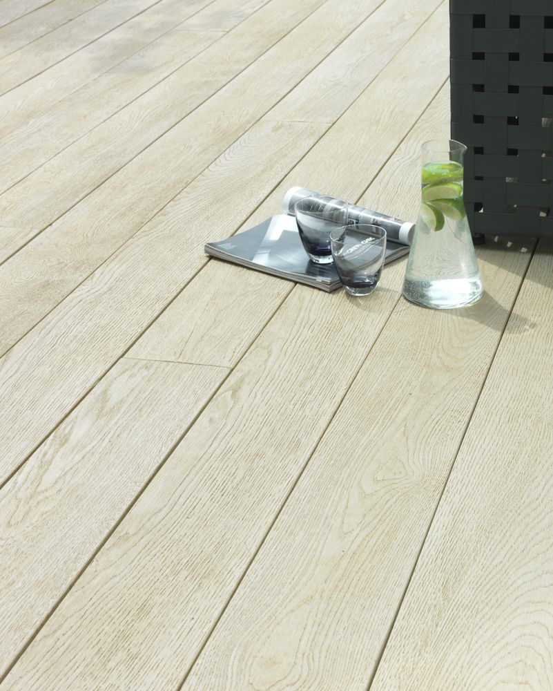 WPC Dielen in hellem Creme-Ton