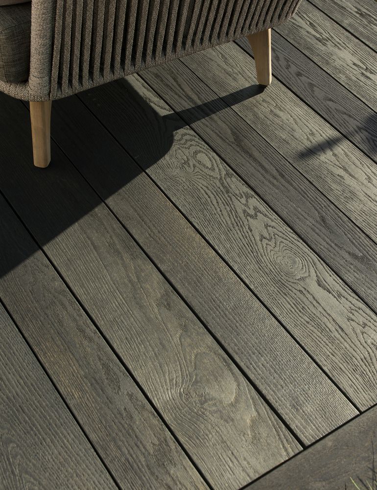 WPC Dielen in dunklem Grau mit Sessel