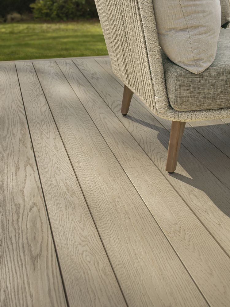 WPC Terrasse in Beige-Grau mit Loungesessel