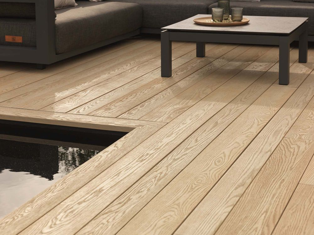 WPC Terrasse in Eiche mit Wasserbecken