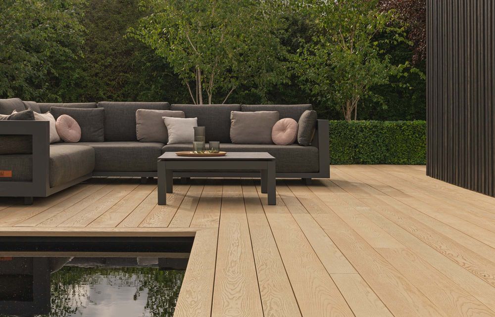 WPC Terrasse in Eiche mit Lounge und Wasserbecken