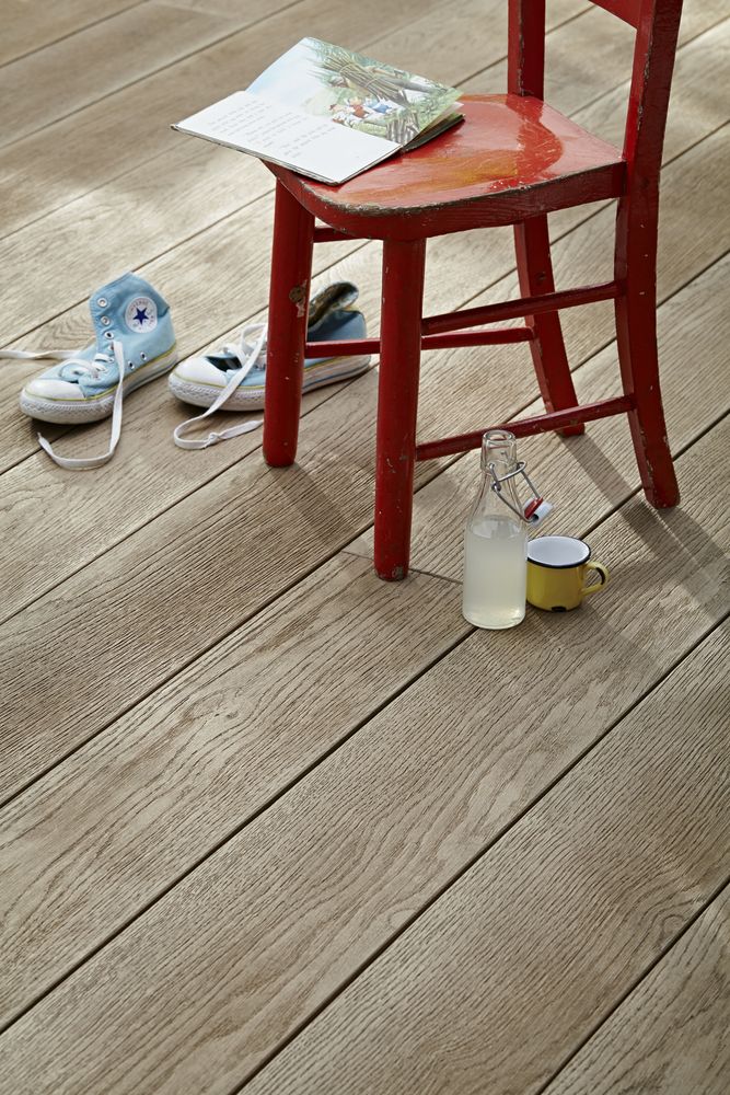 WPC Dielen in Beige mit rotem Kinderstuhl