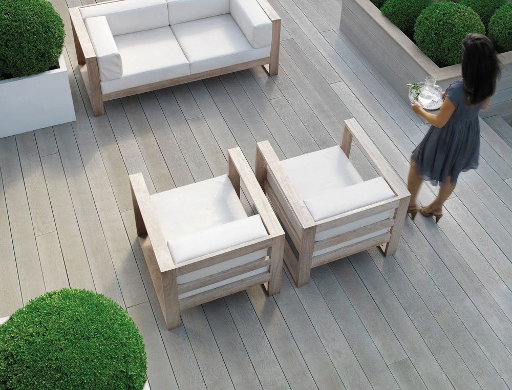 WPC Terrasse in Hellgrau mit Loungemöbeln